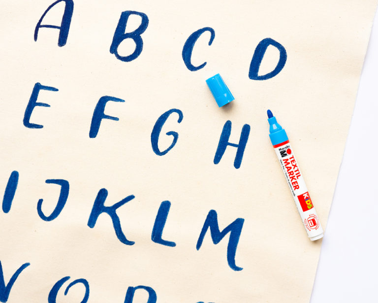 Az ábécé felrajzolása a vászonra textilfilccel