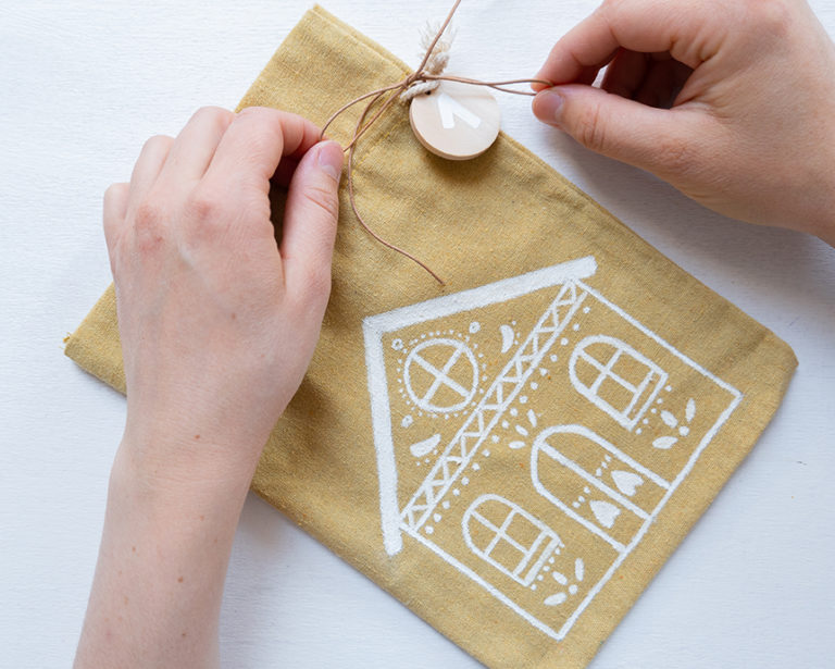 A kész ajándékzsákok címkékkel