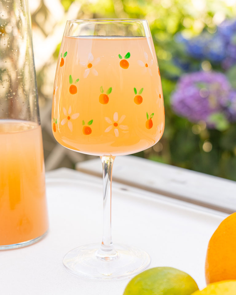 A megfestett pohár spritz itallal
