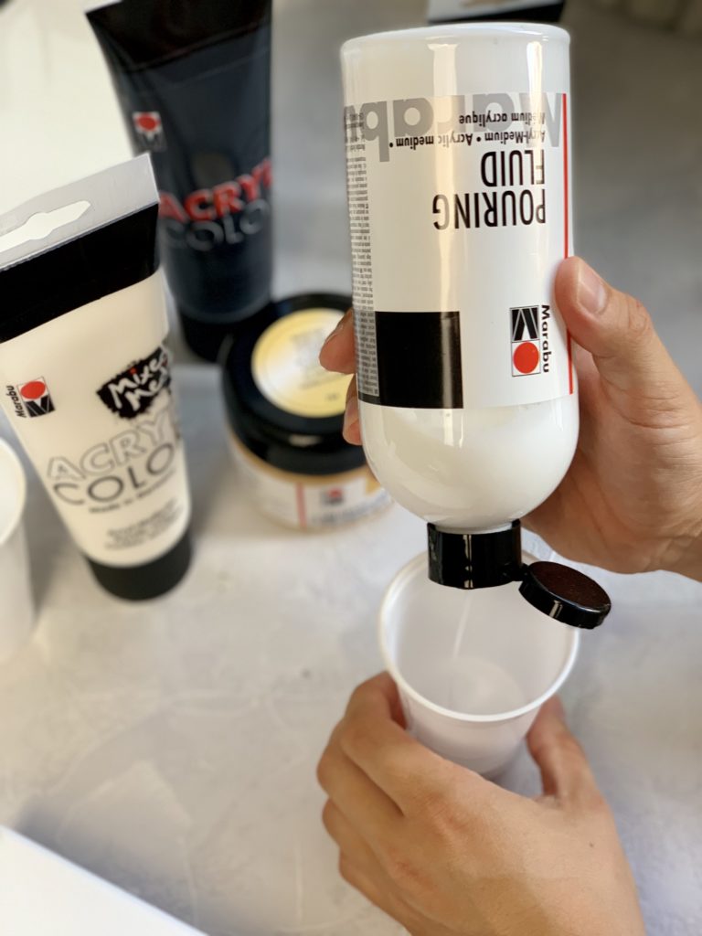A festék és a Pouring Fluid összekeverése