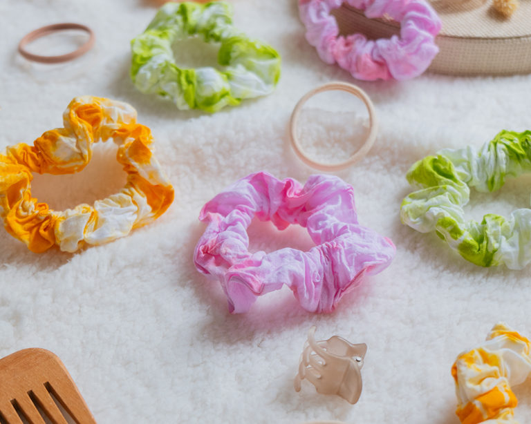 Batikolt scrunchie hajgumi Marabu Easy Color festékkel