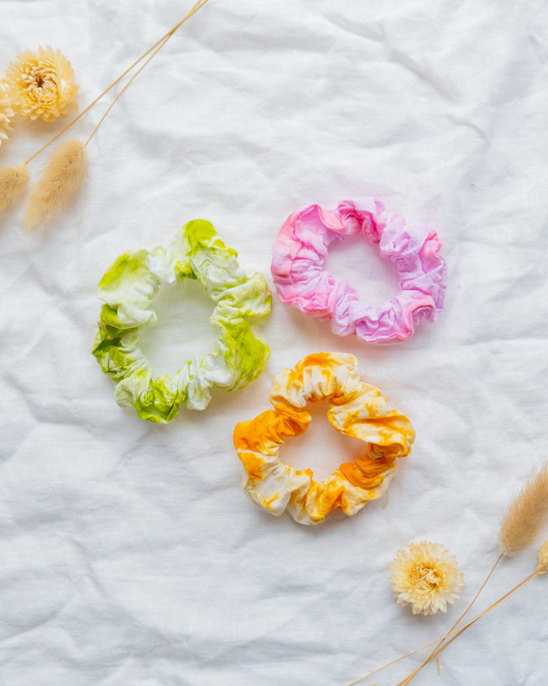 Három batikolt scrunchie egymás mellett