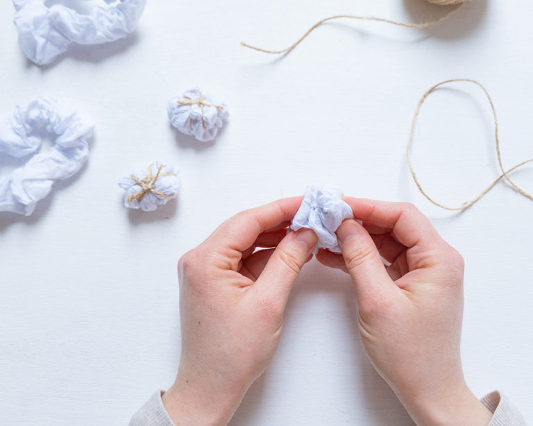 A scrunchie-k összegyűrése és átkötése zsinórral