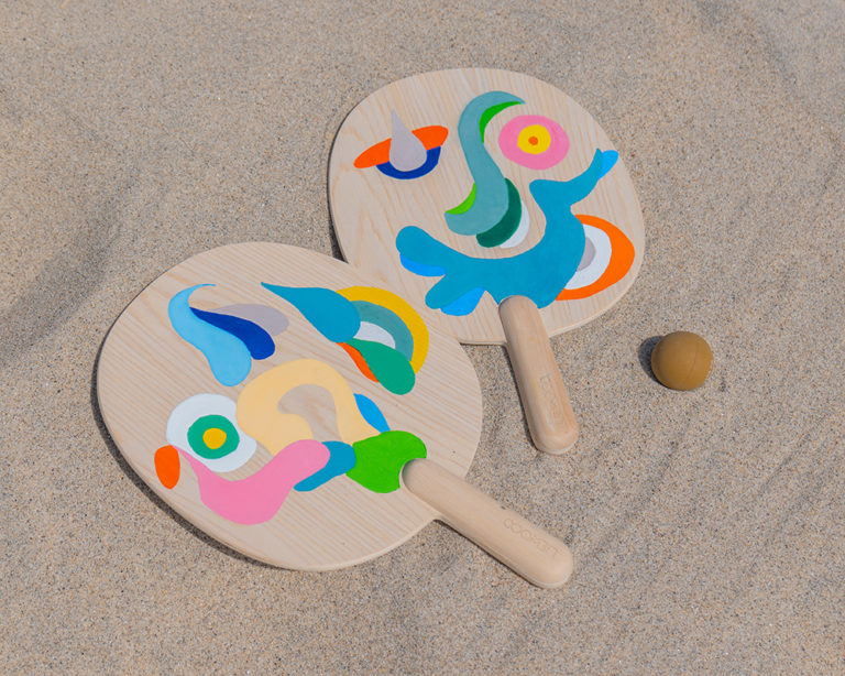 Két kifestett beachtenisz ütő egymás mellett
