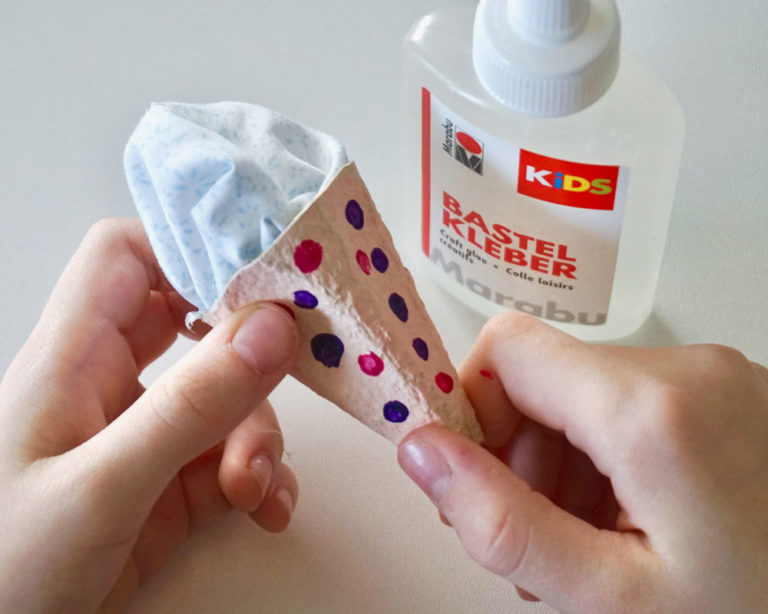 A szívószál bedugása a kúp aljába és átbújtatása a textilen