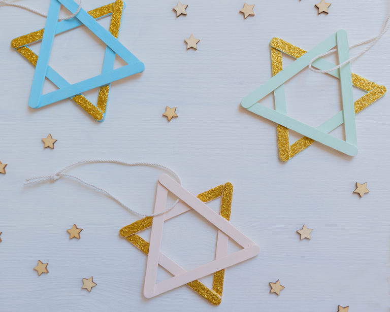 A kész csillagok felakasztva