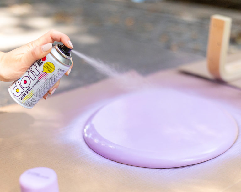 A hokedli részeinek lefújása festékspray-vel