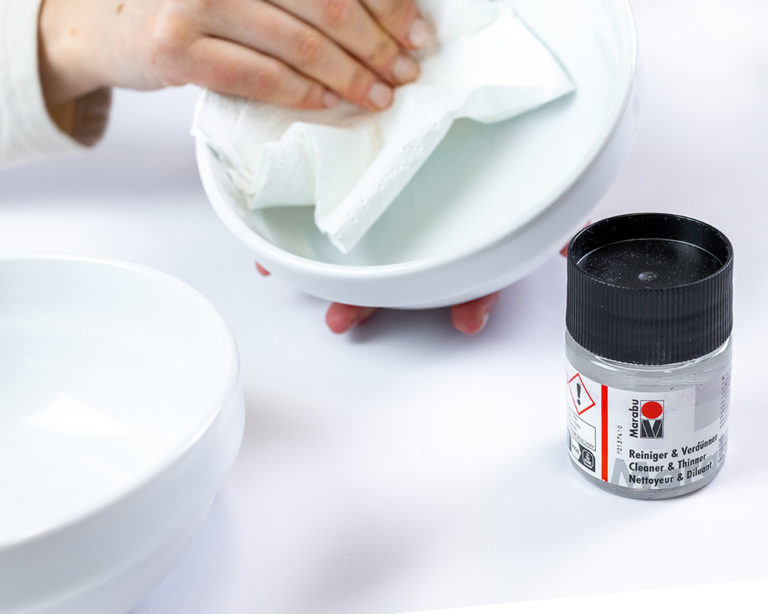 A porcelán tálak tisztítása festés előtt