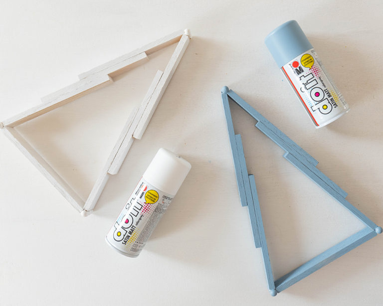 A fapálcikás fa befújása festékspray-jel