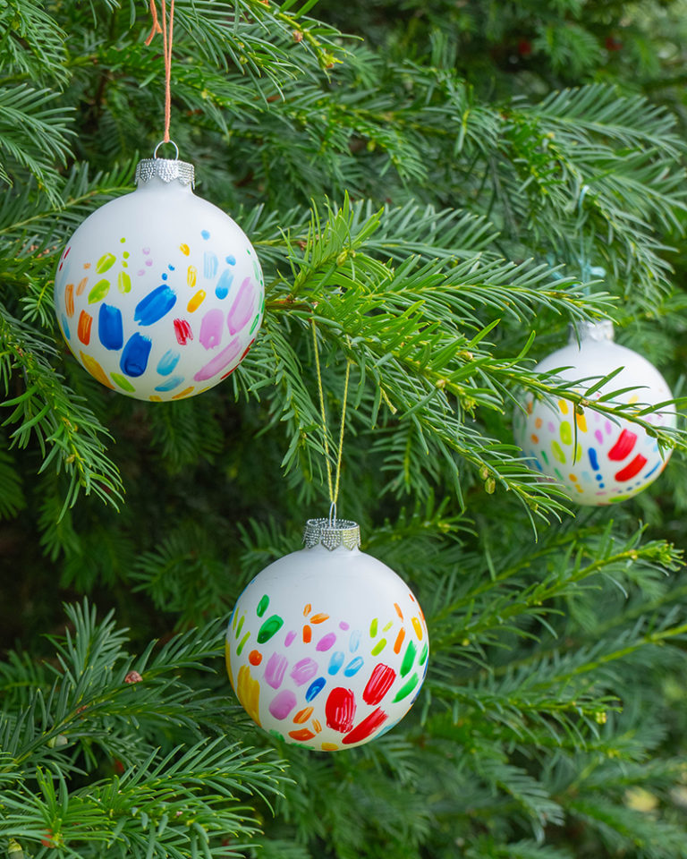 Álló kép a festett gömbökről a fenyőfán