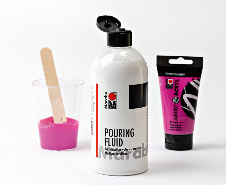 A festék és a Pouring Fluid összekeverése