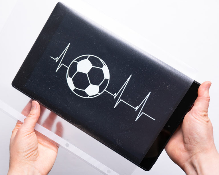 A tablet átlátszó tokban