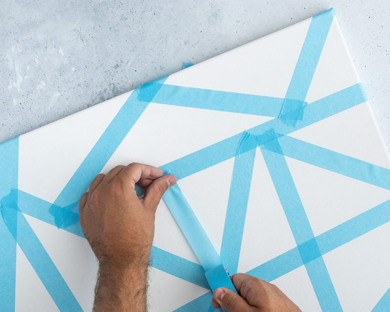 Geometrikus formák leragasztása maszkolószalaggal
