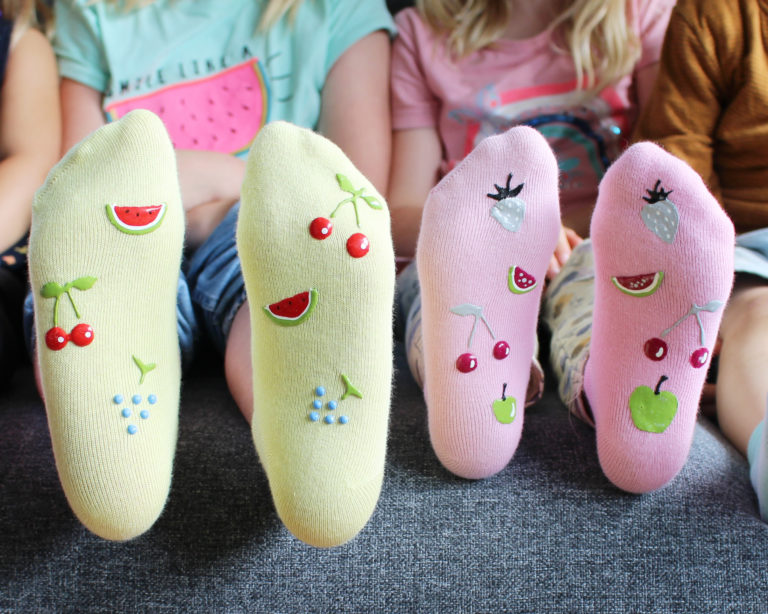 Gyümölcsmintás gyerekzokni Marabu Sock Stop festékkel