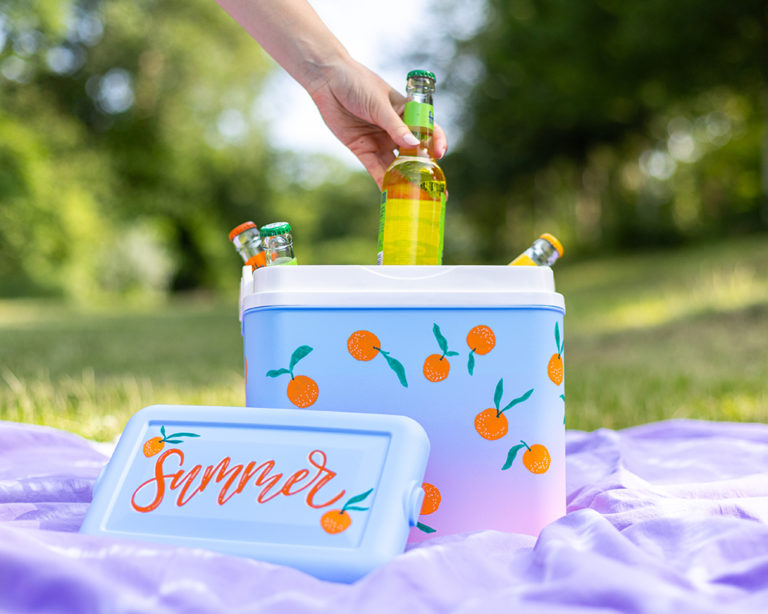 Hűtőbox festése Marabu do it spray-vel és akrilfestékkel