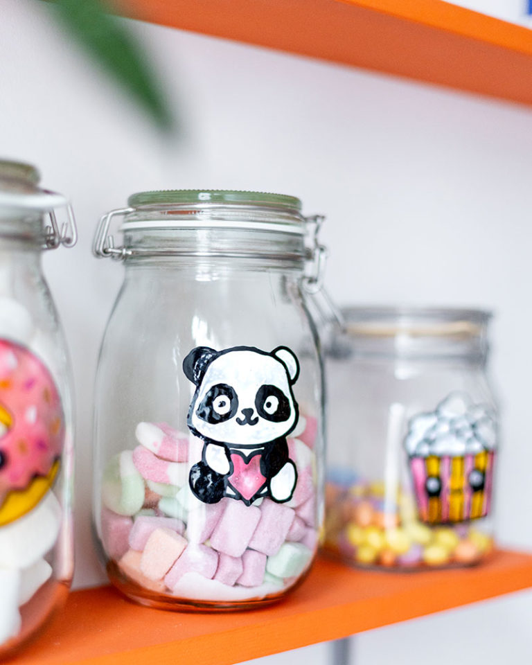Szívet tartó panda matrica mályvacukros üvegen