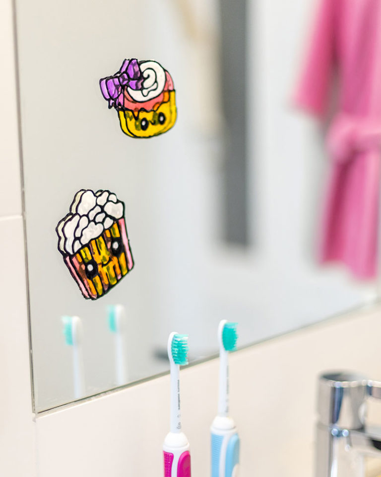 Cupcake és popcorn matrica a fürdőszobai tükrön
