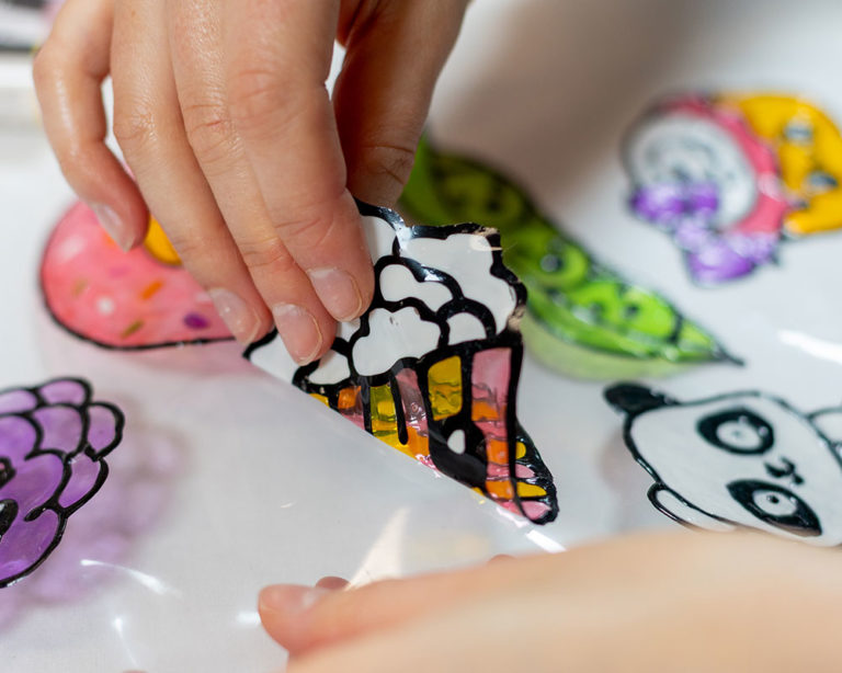 A megszáradt kawaii matrica lehúzása a fóliáról