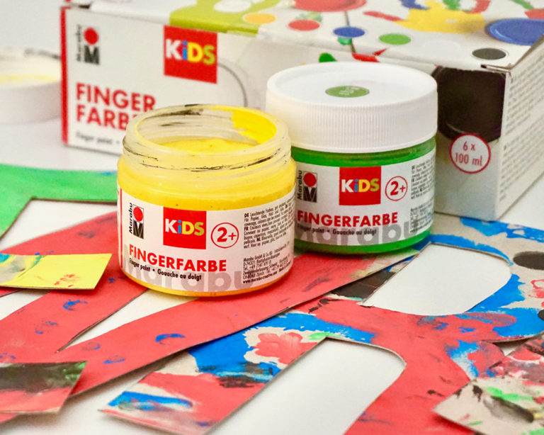 A névtábla betűi közelről