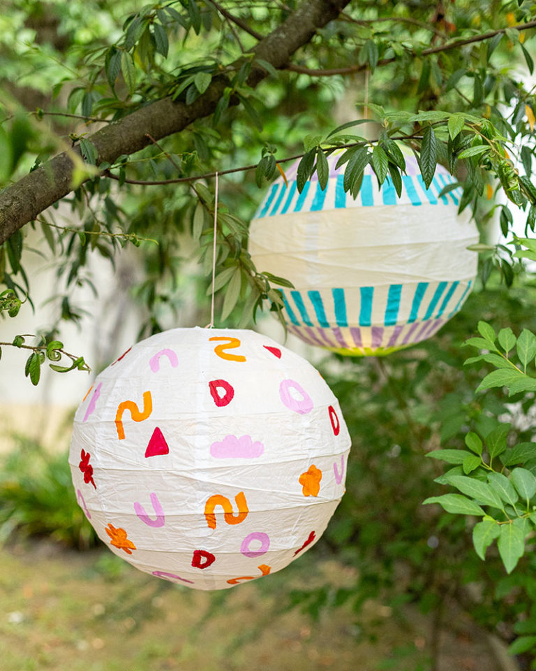 Egy kifestett lampion közelről