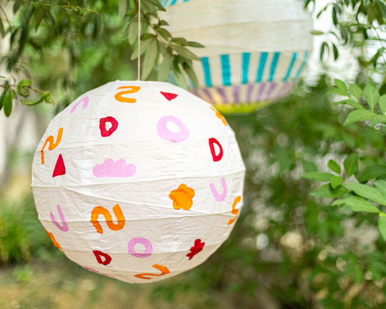 A lampionok esti fényben