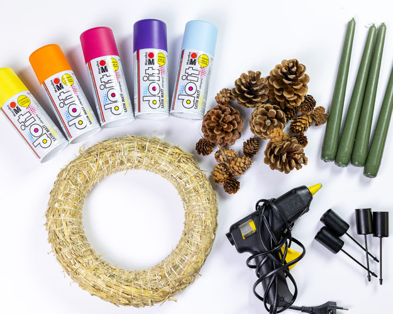 Tobozok és festékspray-k előkészítve a munkához