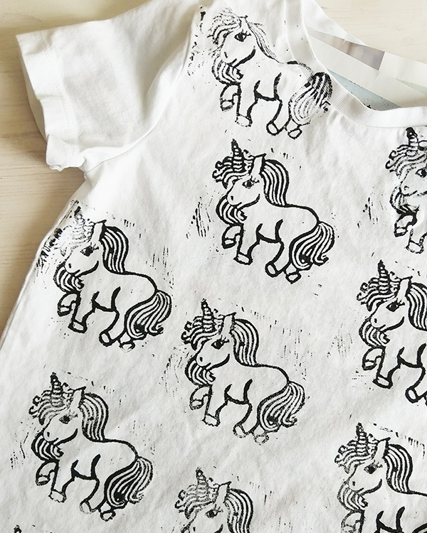 Unikornis póló linónyomással és Marabu Textil Print festékkel