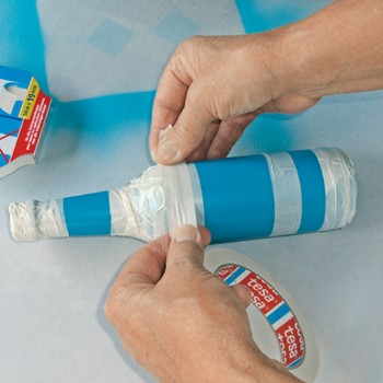 A maszkolószalag felkerül az üvegre